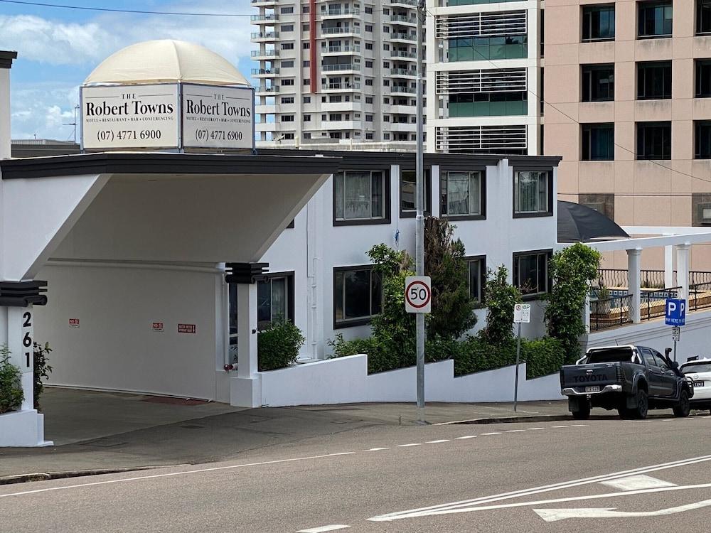 The Robert Towns Hotel Townsville Buitenkant foto